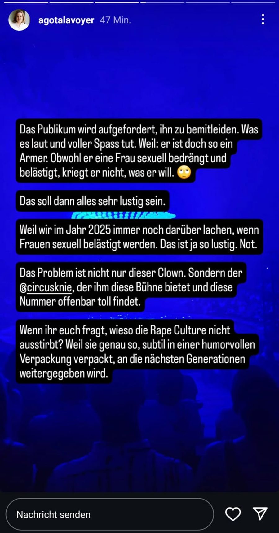 Agota Lavoyer ärgert sich darüber, dass der Clown immer wieder versucht, sich der Saxophonistin anzunähern.