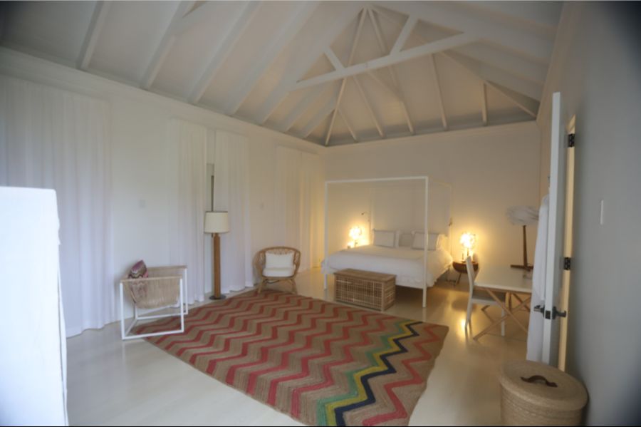 Andere Aufnahmen zeigen Bade- und Schlafzimmer.