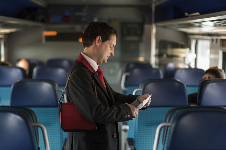 Die Kontrollen werden von geschultem Personal der Verkehrsunternehmen durchgeführt. (Im Bild: Ein SBB-Kontrolleur bei der Arbeit)