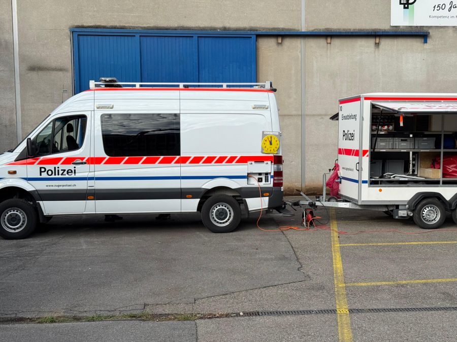 Mehrere Einsatzkräfte der Zuger Polizei, darunter der kriminaltechnische Dienst, stehen laut dem Mediensprecher im Einsatz.