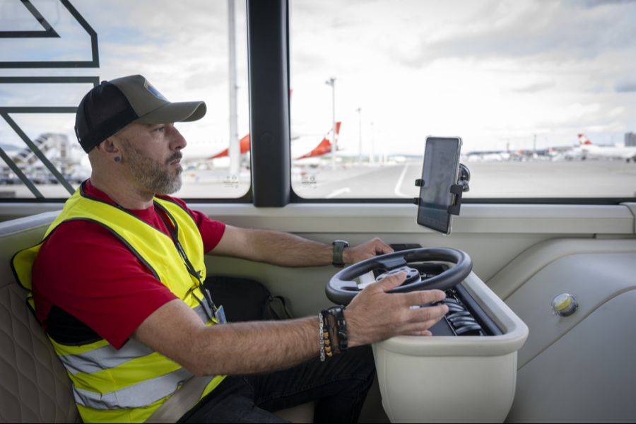 Ein Sicherheitsfahrer überwacht einen selbstfahrenden Shuttlebus auf dem Gelände vom Flughafen Zürich.