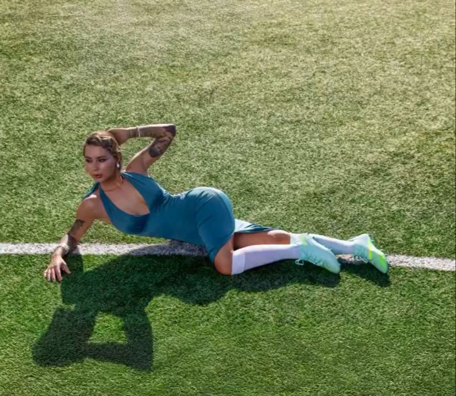 Samra Smajic ist eine ehemalige Schweizer Fussballerin und modelt auch für Tally Weijl.