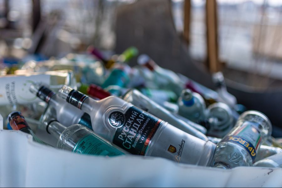 Eine Flugbegleiterin neigte sich dagegen dem Wodka über den Wolken übermässig zu.