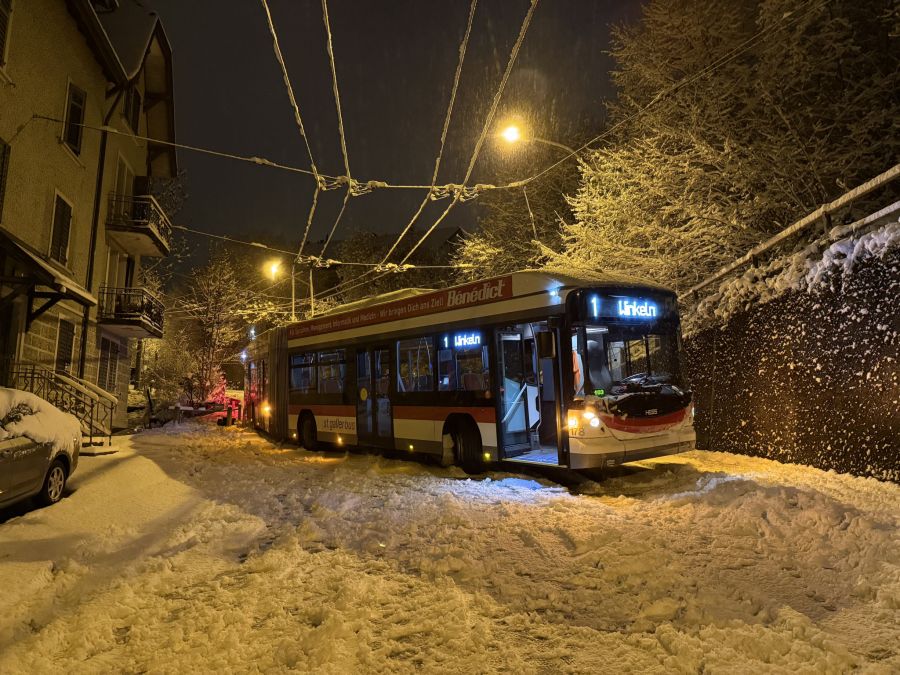 Der Bus konnte in der Nacht die Fahrt fortsetzen.