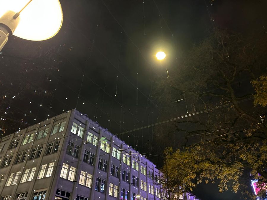 Beim Anknipsen der Weihnachtsbeleuchtung Lucy an der Zürcher Bahnhofstrasse kam es zu einer Panne.