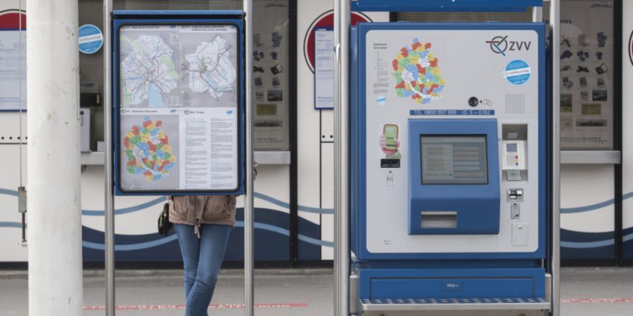 Vor allem Kinder, Senioren und Touristen seien im ÖV auf das Bezahlen mit Bargeld angewiesen, finden SP, Grüne, EVP und AL. (Archivbild)