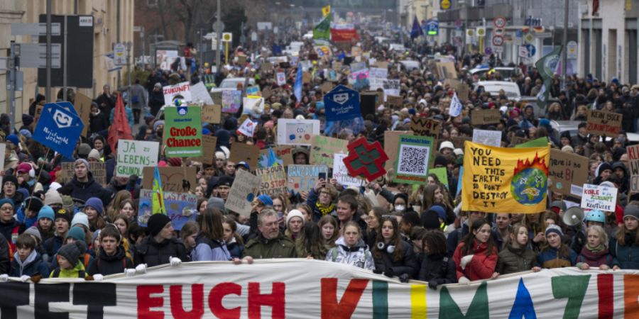 ARCHIV - Teilnehmer der Demonstration von Fridays for Future halten ein Transparent mit der Aufschrift «Haltet euch an die Klimaziele». Foto: Monika Skolimowska/dpa