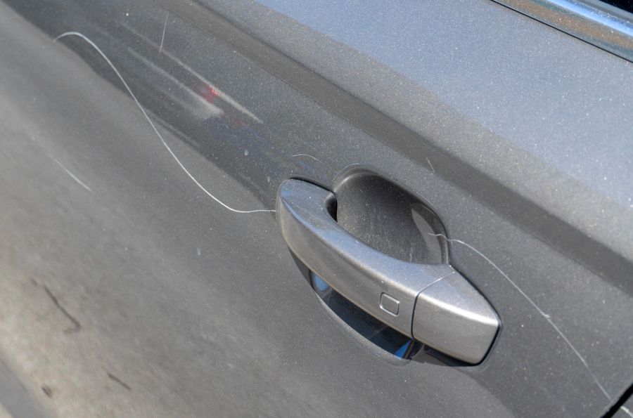 Auto zerkratzt Schlüssel eifersüchtig