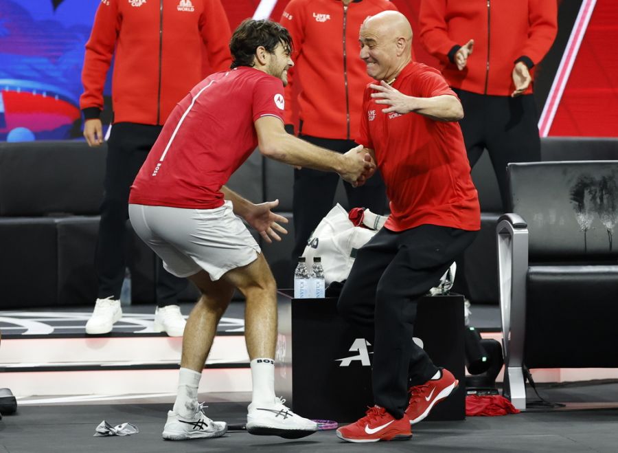 Taylor Fritz schlug Weltnummer 1 Carlos Alcaraz und Weltnummer 3 Alexander Zverev. Danach feierte er mit Agassi.