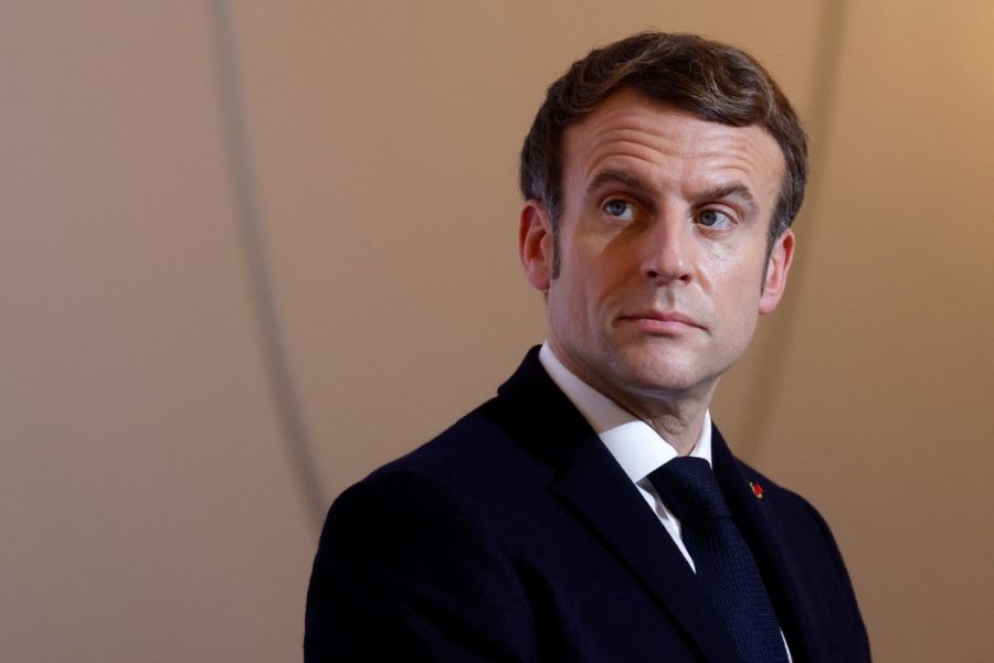 Macron stehe vor einem Scherbenhaufen, den er selbst mitverursacht habe, so ein Experte.