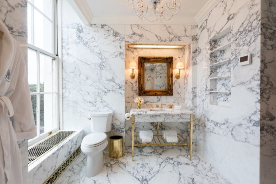 Polierter Marmor und goldene Verzierungen so weit das Auge reicht.