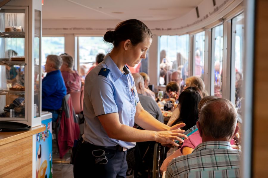 Darüber hinaus stellen Sie sicher, dass alle Passagiere zufrieden und im Besitz eines gültigen Billetts sind.
