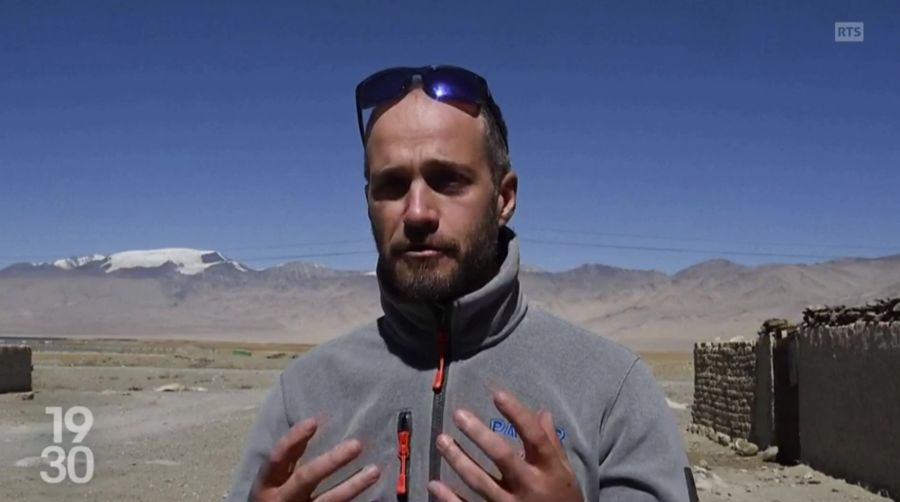 Glaziologe Evan Miles von der Universität Zürich bei der Arbeit auf dem Pamir-Gletscher – er leitet die Schweizer Expedition zur Erforschung der Karakorum-Anomalie.