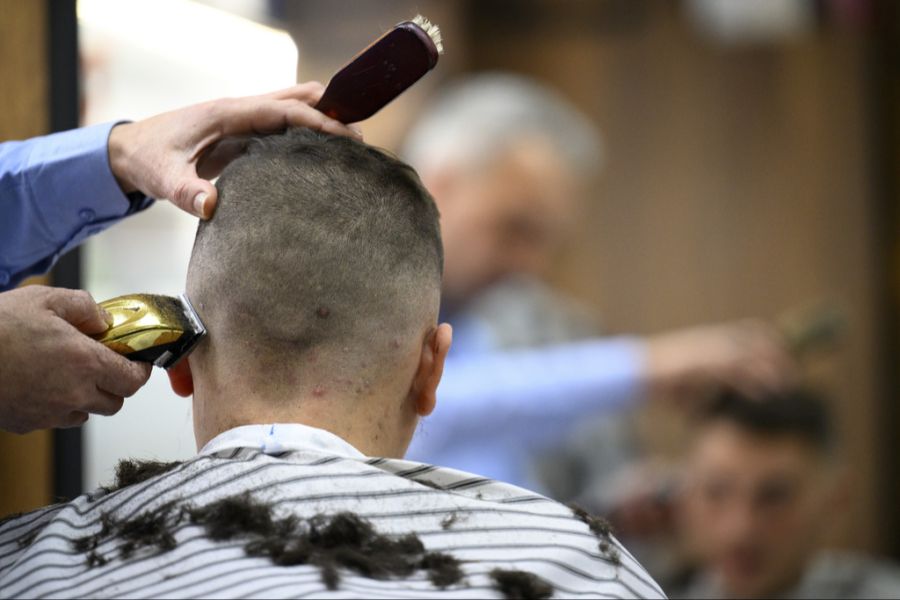 Ist man krank, sollte man deshalb auf den Coiffeur-Besuch verzichten. (Symbolbild)