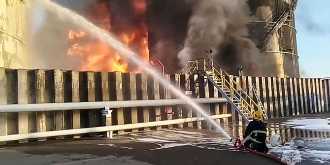Feuer Feuerwehr Raffinerie Russland