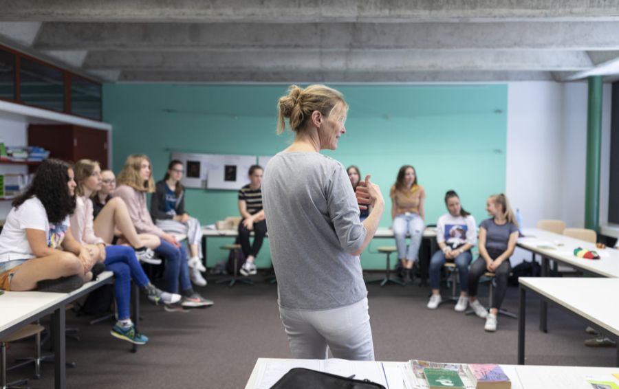 Im Positionspapier zum Dresscode an Schulen des Dachverbands Lehrerinnen und Lehrer Schweiz (LCH) sind Piercings und Tattoos kein Thema.