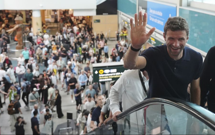 Bereits am Flughafen gibt es einen Empfang für Müller.