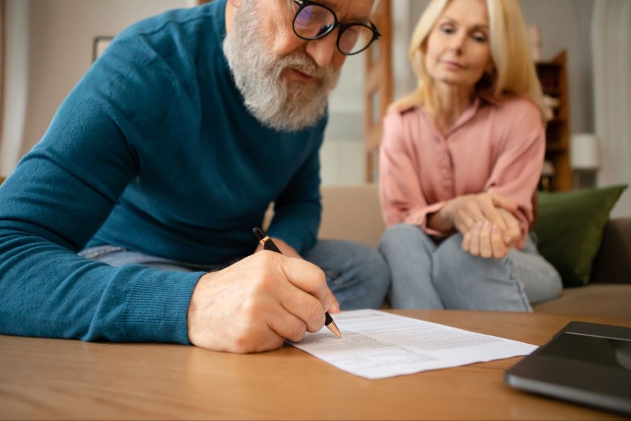 Mann und Frau, Vertrag, Unterschrift, Dokument