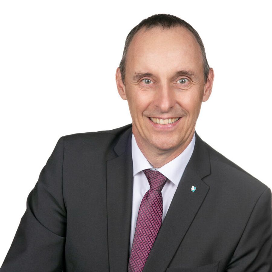 SVP-Politiker Pascal Furer verkauft Wein aus dem Automaten.