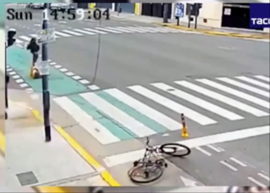 Sie wird dabei über den Boden gezerrt und erleidet Verletzungen am Kopf.