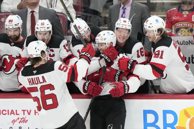 Nico Hischier (#13) feiert den Hattrick von Jesper Bratt gegen die Panthers in der NHL. NHL Nico Hischier Devils