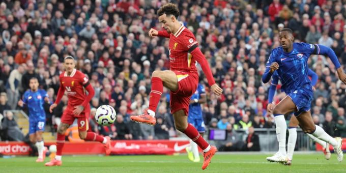 Curtis Jones erzielt das 2:1-Tor im Spiel der englischen Premier League für Liverpool gegen Chelsea. Premier League