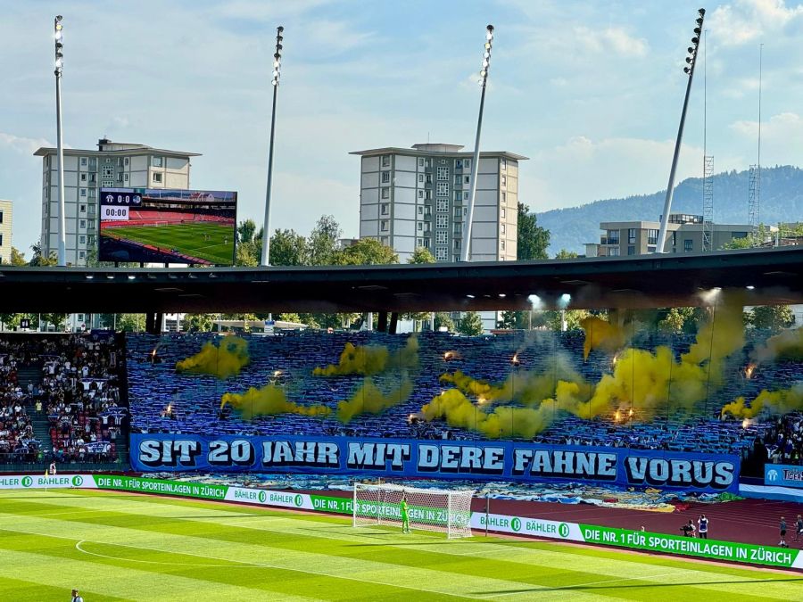 Die Südkurve sorgt schon vor Anpfiff für Stimmung im Letzigrund.