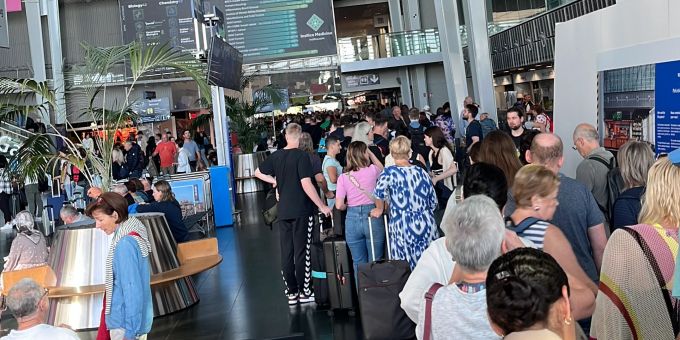 Vor dem Check-in von Easyjet am Euroairport in Basel war am Samstagmorgen Geduld gefragt. Warteschlange Euroairport Basel