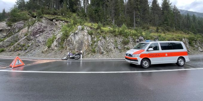 Zernez GR: Motorradfahrer bei Kollision mit Auto verletzt. Zernez GR