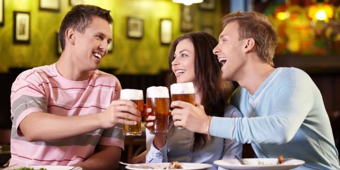 Menschen trinken Bier zusammen