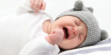 weinendes baby mit mützchen