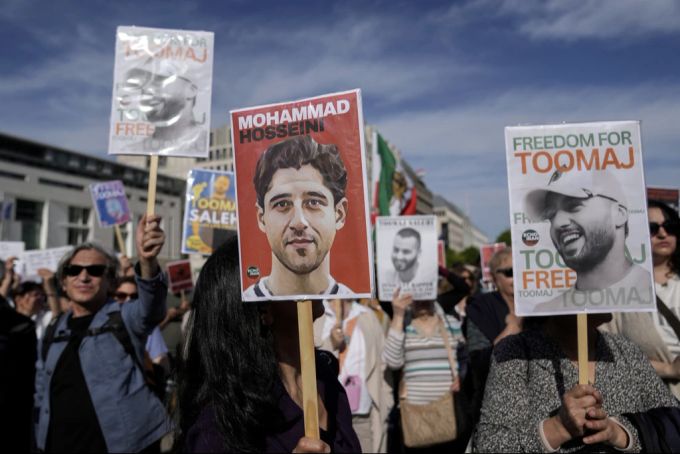 Weltweit, wie hier in Berlin (D) hatten sich Menschen für den im Iran zum Tode verurteilten Rapper eingesetzt. (Archivbild) Protest Rapper Berlin Iran