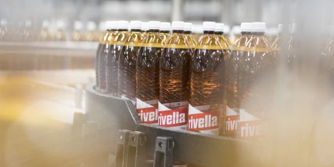 PET-Flaschen von Rivella: Der Schweizer Hersteller setzt im Inland weiter auf den abnehmbaren Deckel. Pet Rivella