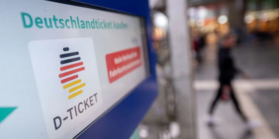 Bayern taxiert die Finanzierungslücke auf mindestens 750 Millionen Euro im nächsten Jahr - entsprechend müsse der Preis des 49-Euro-Tickets auf 64 Euro steigen. (Archivbild)