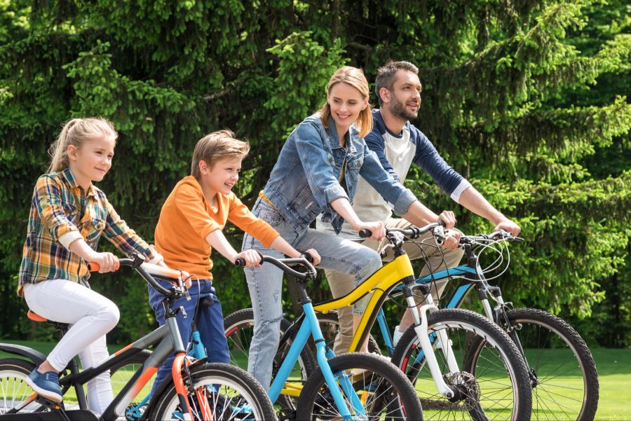 Familie macht eine Radtour