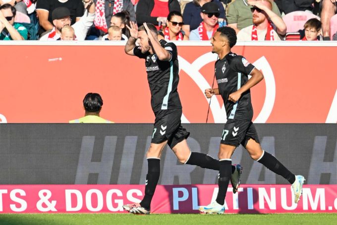 FSV Mainz 05 vs. Werder Bremen: Bremens Marvin Ducksch (l) jubelt mit Teamkollege Felix Agu über sein Elfmetertor zum 0:1. Werder Bremen
