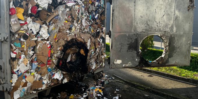 Beim Brand in einer Kartonpresse entstand Sachschaden. Brand einer Kartonpresse