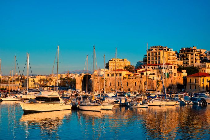 Von April bis Oktober ist die Hafenstadt Heraklion ein besonders beliebtes Touristenziel. Symbolbild