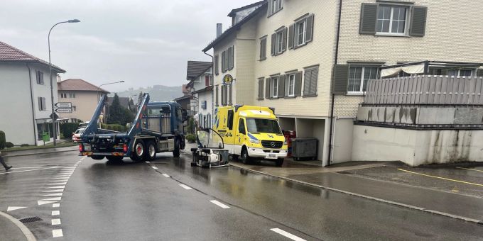 Engelburg SG - Rollstuhlfahrer bei Kollision mit Lastwagen verletzt