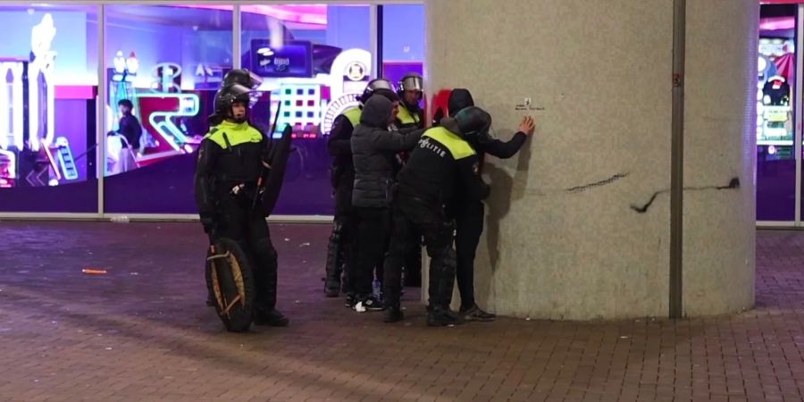 Rund um das Fussballspiel in Amsterdam kam es zu gewaltsamen Ausschreitungen.