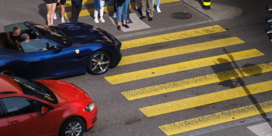 Autofahrer halten oft lieber einmal zu viel an, weil die Fussgängerinnen und Fussgänger verletzlicher sind.