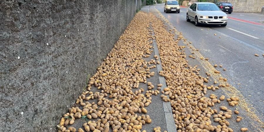 Traktor verliert Kartoffeln