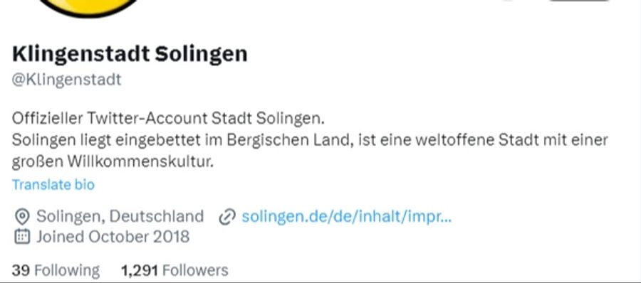 Damit wird auf die historische Bedeutung der Stadt als Klingen- und Messerherstellerin angespielt. Auf Twitter nennt sich Solingen deshalb auch «Klingenstadt».