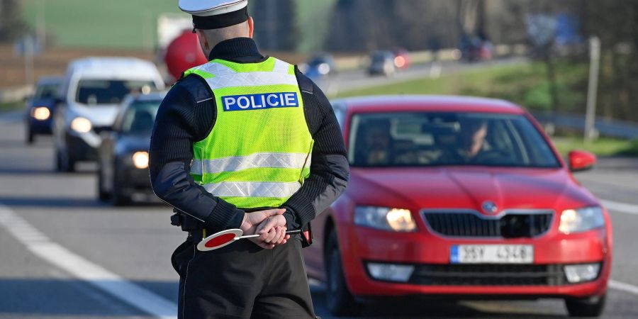 Ein Polizist beobachtet in Tschechien den Verkehr. (Symbolbild)