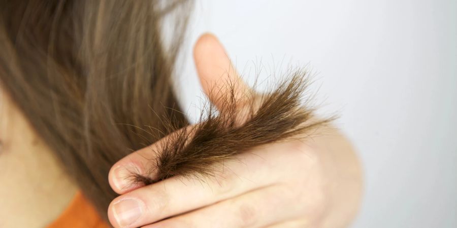 Frau mit splissigem Haar