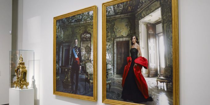 Die beiden Portraits des Königspaares sorgen für Aufsehen. letizia