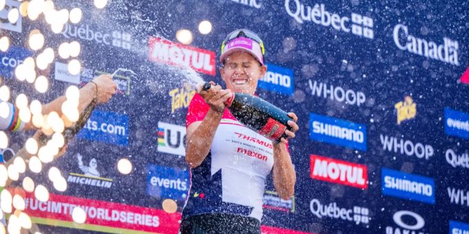 Alessandra Keller bejubelt den Gesamtweltcup-Sieg. Alessandra Keller