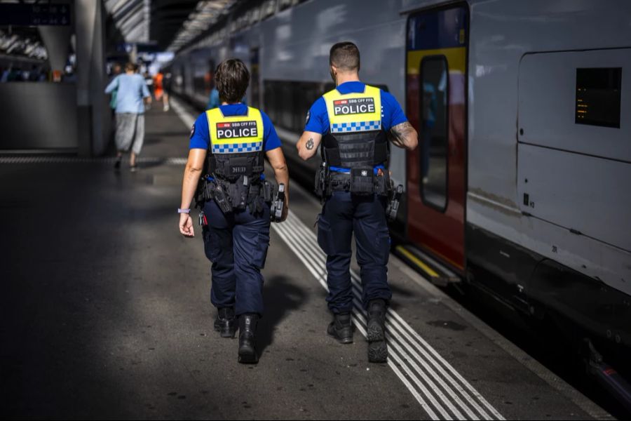 Zudem findet der Zuschauer, der Journalist habe der Bahnhofspolizei zu wenig kritische Fragen gestellt. (Archiv)