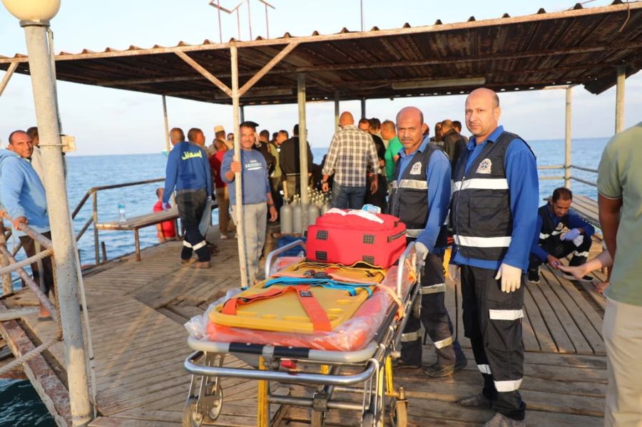 Rettungskräfte nahmen die Überlebenden in Empfang.