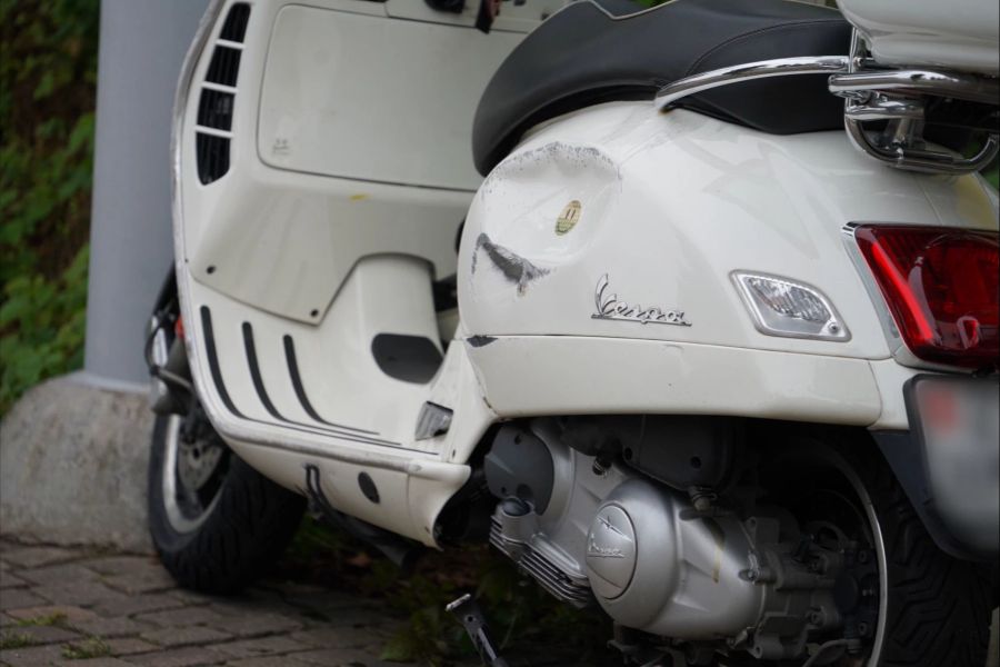 Dabei verletzte sich der Rollerfahrer mittelschwer und musste ins Spital gebracht werden.